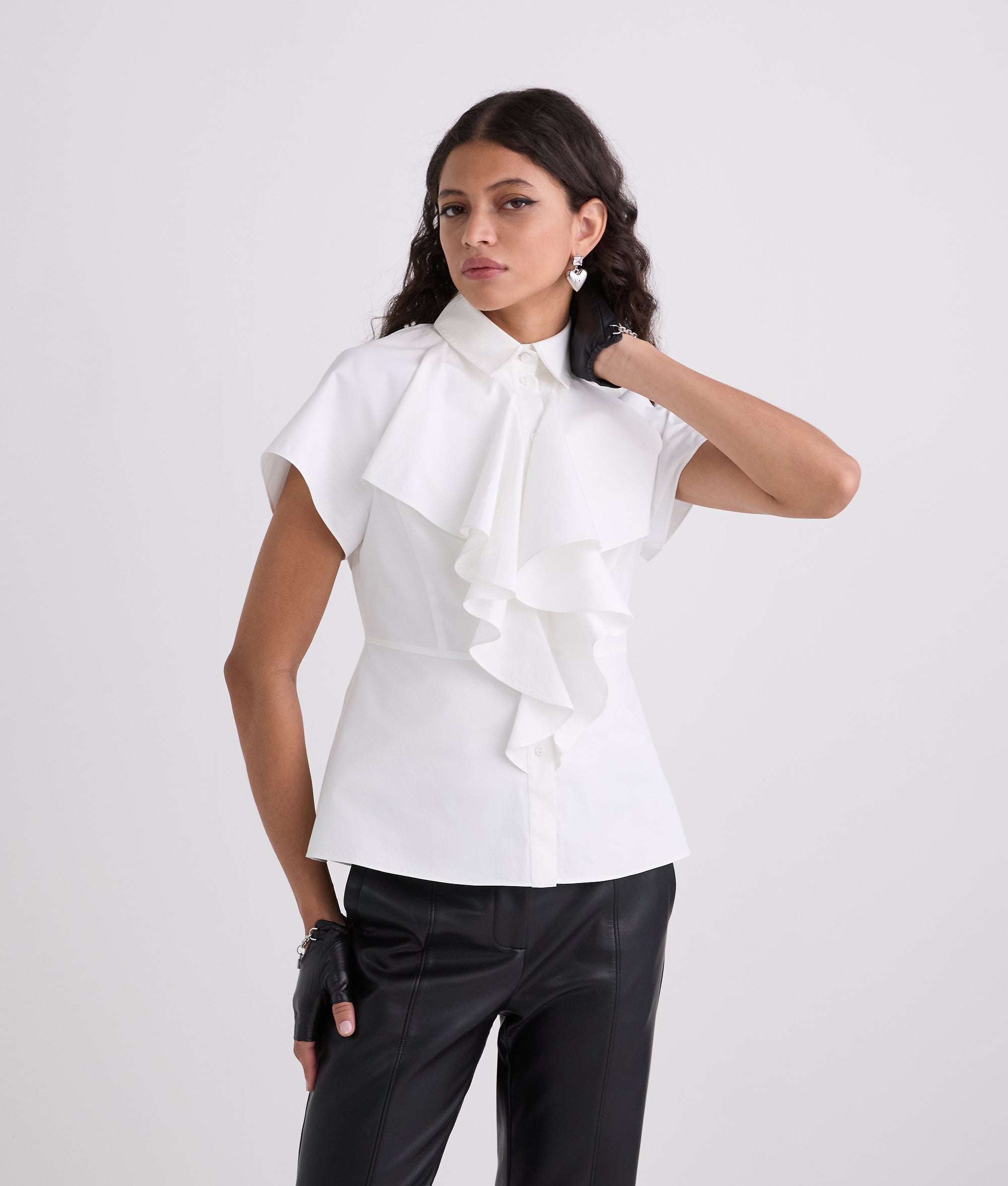SHORT-SLEEVED RUFFLE SHIRT